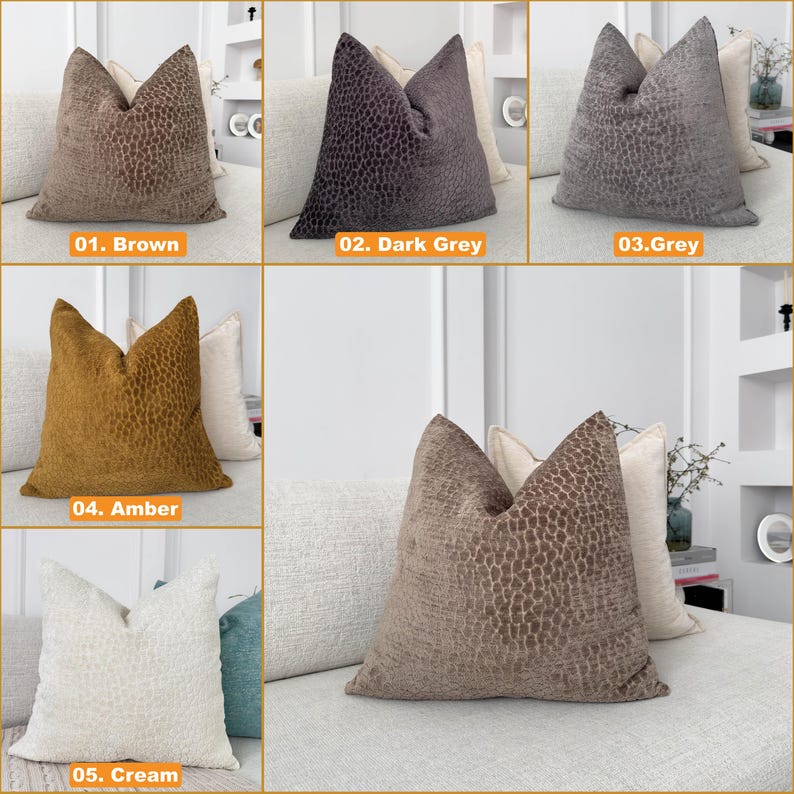 Puede incluir: Cojines decorativos en marr&oacute;n, gris oscuro, gris, &aacute;mbar y crema. Cada coj&iacute;n presenta un patr&oacute;n texturizado y se muestra en un sof&aacute; de color neutro. La imagen incluye etiquetas de texto que indican el color de cada coj&iacute;n.