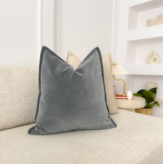 Grauer Samt-Kissenbezug, Graues Dekokissen, Graues Dekokissen, Sofakissenbezug für Couch oder Bett (Alle Größen)