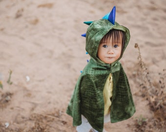 Cape à capuche pour bébé dinosaure ! Cape en velours doux avec finition satinée. Cape de dinosaure pour tout-petits, déguisement pour jouer à faire semblant, déguisement pour enfants