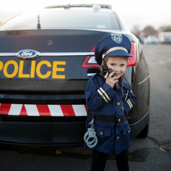 Officier de police avec accessoires, faire semblant de s'habiller