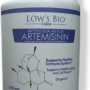 Puede incluir: Botella blanca con una etiqueta azul que dice "LOW'S BIO FARM ARTEMISIA ANNUA ARTEMISININ Artemisia Annun contiene Artemisinin". La botella contiene 60 cápsulas de 300 mg cada una. La etiqueta también incluye un diagrama químico y el texto "Apoya un sistema inmunológico saludable* Apoya el envejecimiento saludable y la reparación celular* Orgánico* Suplemento dietético".