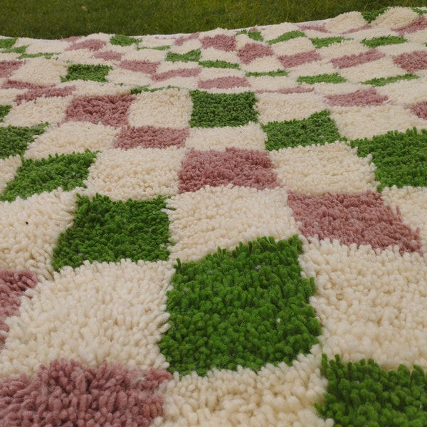 Tapis marocain à damier vert et rose, tapis berbère à carreaux blancs et roses ou verts, tapis en damier, carreaux en laine faits main