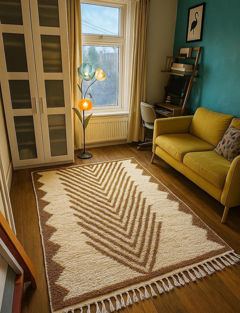 K&ouml;nnte beinhalten: Cremefarbener Teppich mit braunem geometrischen Muster und Fransen. Der Raum hat ein gelbes Sofa, eine blumenf&ouml;rmige Stehlampe und ein Fenster mit gelben Vorh&auml;ngen. Der Raum hat Holzb&ouml;den und eine t&uuml;rkisfarbene Wand.