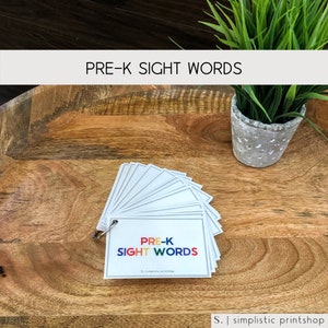 Puede incluir: Un conjunto de tarjetas de palabras de vista para pre-K con una tarjeta de título de color arcoíris que dice "PRE-K SIGHT WORDS" y el texto "S. | simplistic printshop".