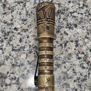 Linterna EDC de latón tallado a mano • Reylight LAN Piña, Calaveras Mandalorianas