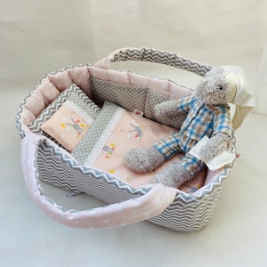 Muñeca Rosa - Bolsa Gris, Cama para Muñecas con Ropa de Cama, Tamaño de Muñeca 35 - 53 cm, Conejito de Pascua, Mini Cuna Hecha a Mano de Juguete, Conejitos / Zigzag