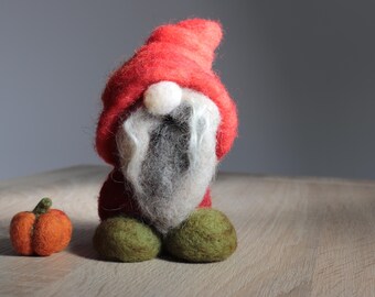 Felted Autumn Gnome – 13 cm Wool Gnome with Pumpkin – Handmade Fall Shelf Decor – Seasonal Gnome Figurine