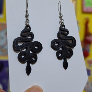 Pendientes de serpiente enroscada: joyería de acero inoxidable impresa en 3D inspirada en Crowley y Good Omens.
