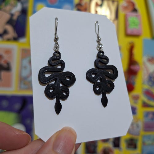 Boucles d'oreilles serpent enroulé : bijoux en acier inoxydable imprimés en 3D inspirés de Crowley Good Omens