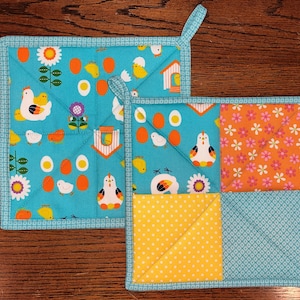 Set/2 Potholders - Quilted Pot Holders - Hen House - Trivet