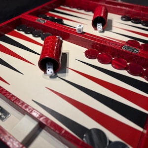 Magnifica tavola da backgammon in pelle realizzata a mano da Renzo Romagnoli, Italia.