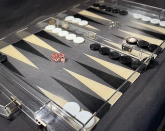 Jogo de gamão vintage em acrílico, fabricado pela Dapy, em Paris, na década de 1980.