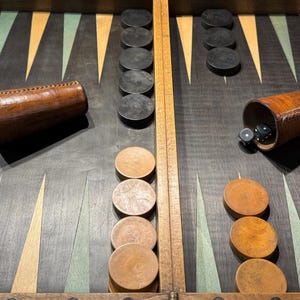 Set da backgammon antico con intarsi e pedine in bosso.
