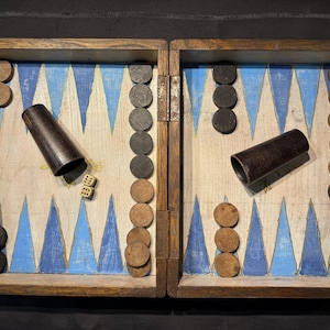 Può includere: Un set di tre tazze in ceramica con finitura maculata e opaca. Le tazze sono nei toni del crema, grigio chiaro e grigio scuro. Ogni tazza ha un design semplice e minimalista, perfetto per caffè o tè.