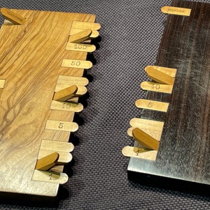 Hermoso par de cartas de madera francesas Bezique o contadores de puntos para backgammon de la década de 1950