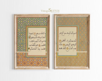 Könnte beinhalten: Zwei gerahmte Drucke mit islamischer Kalligraphie in schwarzer Tinte auf cremefarbenem Hintergrund. Die Rahmen sind aus hellem Holz mit einem dekorativen Muster. Die Drucke zeigen komplizierte geometrische Muster in Blautönen, Grün, Gelb und Rot.