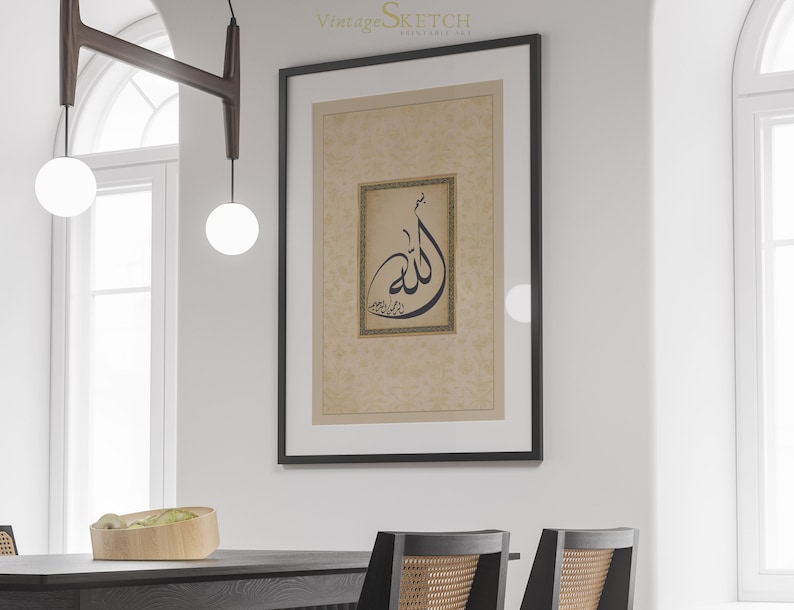 Pu&ograve; includere: Una stampa incorniciata nera con uno sfondo beige e un design di calligrafia nera della parola "Allah" in una cornice dorata. La stampa &egrave; appesa a una parete bianca in un interno moderno.