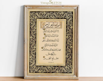 Könnte beinhalten: Ein gerahmter Druck eines islamischen Kalligraphie-Kunstwerks mit goldenen und schwarzen floralen Designs. Der Text lautet "Bismillah ir-Rahman ir-Rahim" und enthält einen Vers aus dem Koran.