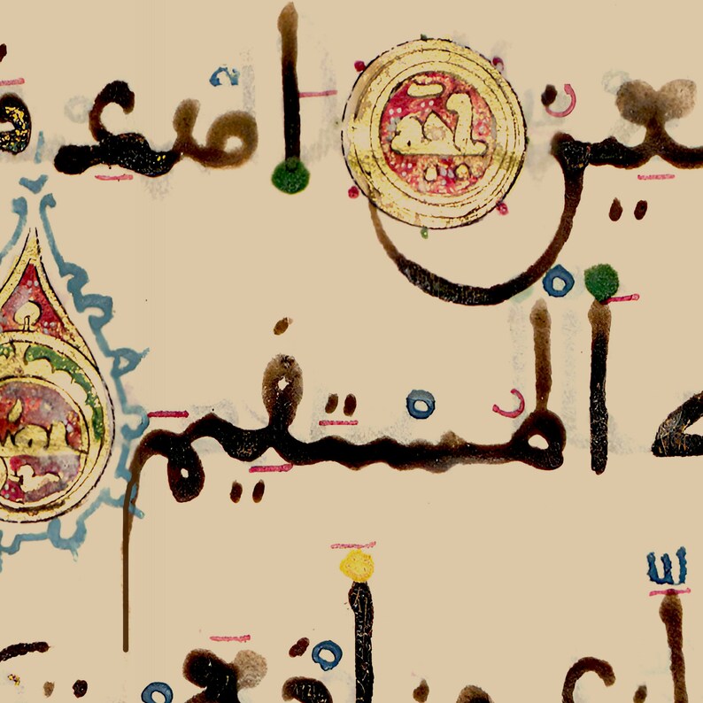 K&ouml;nnte beinhalten: Nahaufnahme einer Seite aus einem alten Buch mit arabischer Schrift in schwarzer Tinte. Die Seite ist mit goldenen, roten und blauen Akzenten verziert. Der Text enth&auml;lt das Wort "Allah" in einem goldenen Kreis.