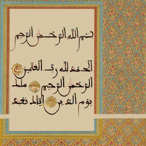 K&ouml;nnte beinhalten: Ein Vintage-islamisches Kalligrafie-Kunstwerk mit komplizierten floralen Mustern in Blau-, Gold- und Rott&ouml;nen. Der Text lautet: "بسم الله الرحمن الرحيم الحمد لله رب العالمين الرحمن الرحيم ملك يوم الدين ايا لم تعيد".