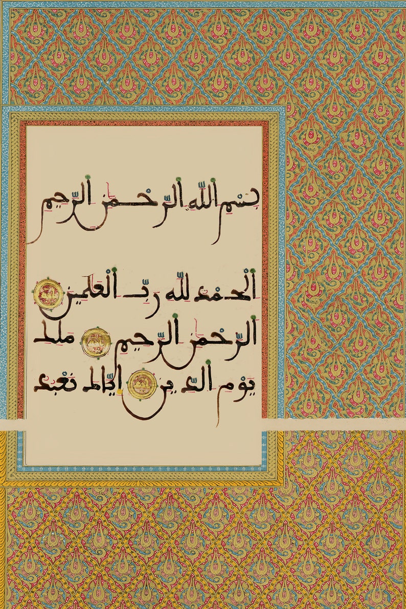 K&ouml;nnte beinhalten: Ein Vintage-islamisches Kalligrafie-Kunstwerk mit komplizierten floralen Mustern in Blau-, Gold- und Rott&ouml;nen. Der Text lautet: "بسم الله الرحمن الرحيم الحمد لله رب العالمين الرحمن الرحيم ملك يوم الدين ايا لم تعيد".