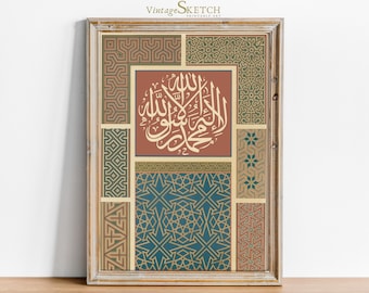 Könnte beinhalten: Gerahmter Kunstdruck von Vintage Sketch mit islamischer Kalligraphie im Zentrum, umgeben von geometrischen Mustern in Braun-, Grün- und Blautönen. Der Rahmen ist hellbraun.