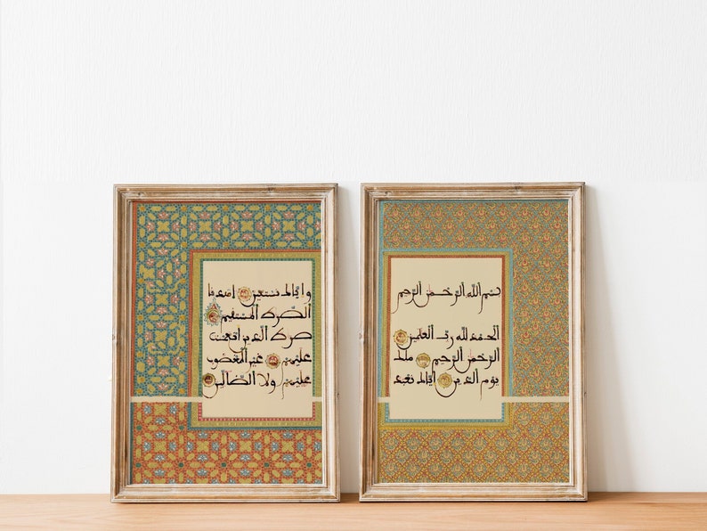 K&ouml;nnte beinhalten: Zwei gerahmte Drucke mit islamischer Kalligraphie in arabischer Schrift. Die Drucke zeigen komplizierte geometrische Muster in Gr&uuml;n-, Blau- und Goldt&ouml;nen. Der Text in den Drucken lautet "Bismillah ir-Rahman ir-Rahim" und "Al-hamdu lillahi Rabbi al-alamin".