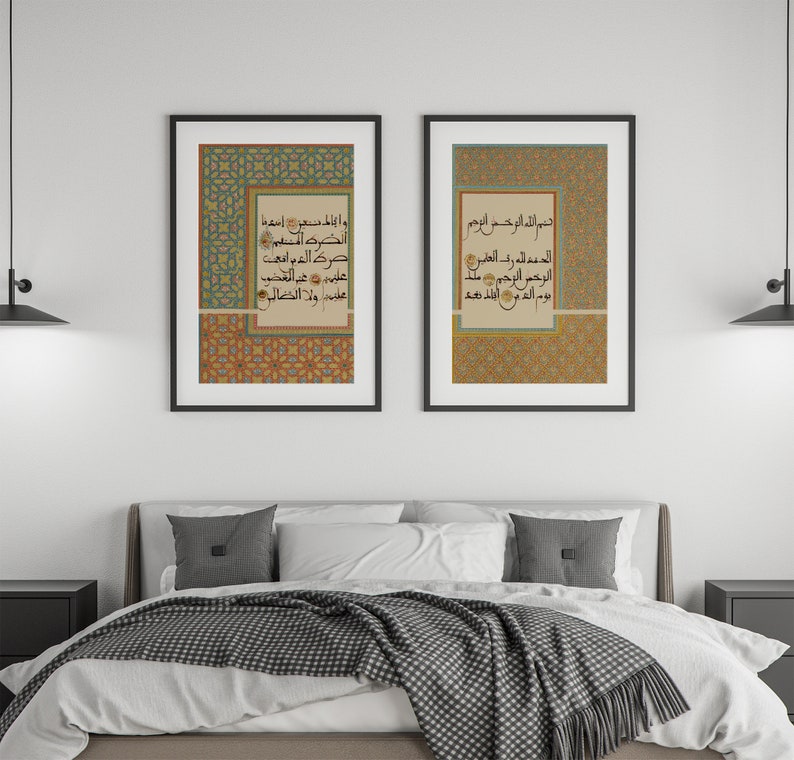 K&ouml;nnte beinhalten: Zwei gerahmte Drucke mit islamischer Kalligraphie in Schwarz und Gold auf beigefarbenem Hintergrund. Die Drucke zeigen komplizierte geometrische Muster in Blaut&ouml;nen, Gr&uuml;n- und Oranget&ouml;nen. Der Text in den Drucken ist in Arabisch.