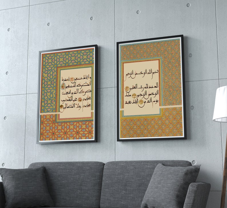 K&ouml;nnte beinhalten: Zwei gerahmte Drucke mit islamischer Kalligraphie in arabischer Schrift. Die Drucke zeigen komplizierte geometrische Muster in Blaut&ouml;nen, Gr&uuml;n, Gelb und Orange. Der Text in den Drucken lautet "Bismillah ir-Rahman ir-Rahim" und "Wa iyyaka nastain".