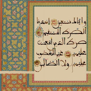 K&ouml;nnte beinhalten: Eine Seite aus einem Buch mit arabischer Kalligraphie in schwarzer Tinte auf cremefarbenem Hintergrund. Der Text ist von einem dekorativen Rahmen mit komplizierten geometrischen Mustern in Blau-, Gold- und Rott&ouml;nen umgeben.