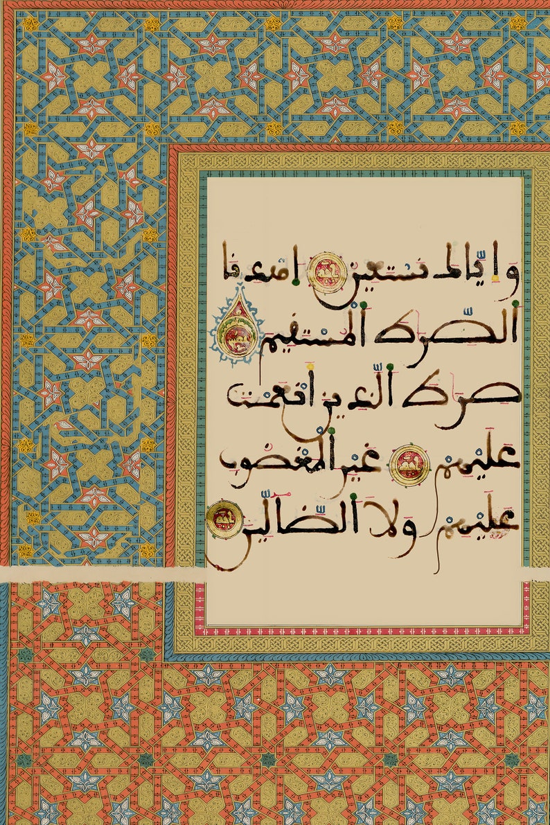 K&ouml;nnte beinhalten: Eine Seite aus einem Buch mit arabischer Kalligraphie in schwarzer Tinte auf cremefarbenem Hintergrund. Der Text ist von einem dekorativen Rahmen mit komplizierten geometrischen Mustern in Blau-, Gold- und Rott&ouml;nen umgeben.