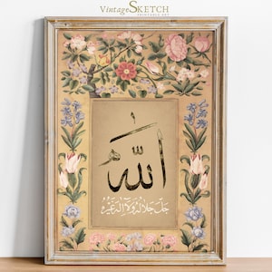 Op de afbeelding: Een vintage-stijl print met het Arabische woord "Allah" in kalligrafie, omringd door een bloemmotief met roze, witte en blauwe bloemen. De achtergrond is lichtbeige.
