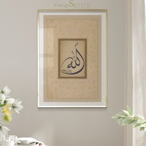 Pu&ograve; includere: Una stampa incorniciata con una cornice dorata e uno sfondo beige. La stampa presenta un design di calligrafia nera della parola "Allah" in arabo.