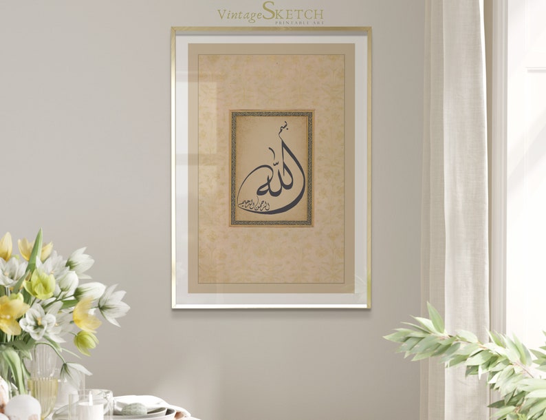 Pu&ograve; includere: Una stampa incorniciata con una cornice dorata e uno sfondo beige. La stampa presenta un design di calligrafia nera della parola "Allah" in arabo.