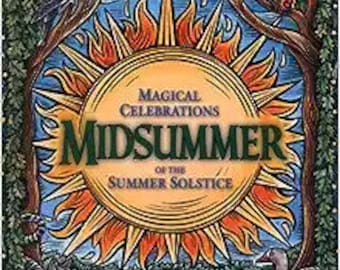 Könnte beinhalten: Ein Buchcover mit einer gelben Sonnenillustration und dem Text "Magical Celebrations of the Summer Solstice Midsummer" in rot, orange und gelb. Das Cover ist von grünem Laub und Vögeln umgeben.