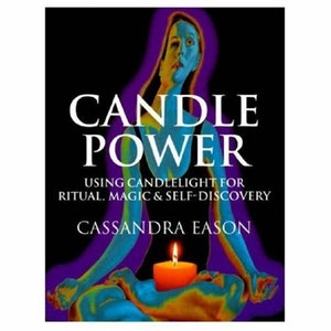 Può includere: Una copertina di libro con una donna che medita in uno stile psichedelico colorato. Il titolo è "Candle Power: Using Candlelight for Ritual, Magic & Self-Discovery" di Cassandra Eason.