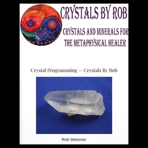 Peut inclure: Une couverture de livre avec le titre "Crystals By Rob" et le sous-titre "Cristaux et minéraux pour le guérisseur métaphysique". La couverture présente un symbole yin yang coloré et une image en gros plan d'un cristal de quartz clair sur un fond bleu.