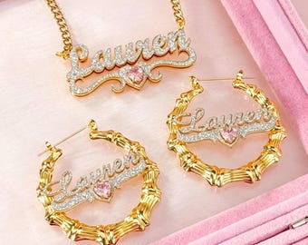 Aangepaste cursieve naamketting en bamboeoorbellen set met geboortesteen