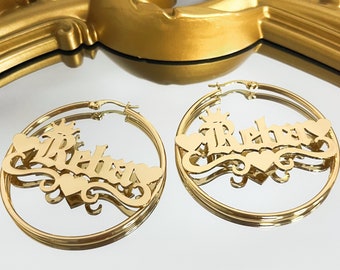 Pendientes de aro personalizados con nombre, tipografía gótica.