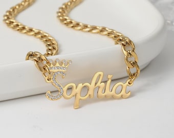 Gepersonaliseerde kroonnaamketting: hanger met scriptnaam, gouden Cubaanse schakel, kristallen naambordsieraden