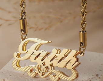 Gepersonaliseerde dubbellaagse naamketting met sierlijke letters: gouden hartvormige naamhanger met touwketting