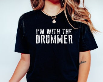 Estoy con la camiseta vintage divertida del baterista, novia baterista, camisa de concierto, amante de la música, camiseta de banda, camisa de groupie, camiseta grunge rock