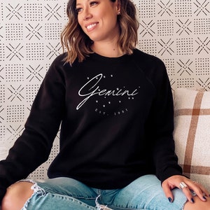 Personnalisé Gemini Année Personnalisée Zodiac Astrologie Sweatshirt Minimaliste Boho Cadeau d’Anniversaire Anniversaire Cadeau d’Année de Naissance pour Ami, Cadeau pour elle, Noël