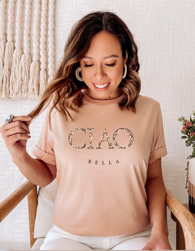 Puede incluir: Una camiseta de color melocot&oacute;n con un estampado de leopardo "CIAO BELLA".