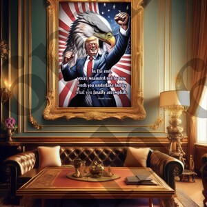 Op de afbeelding: Een ingelijste print met een schilderij van een Amerikaanse zeearend met een man in pak er voor. De adelaar houdt een vlag in zijn klauwen. De man houdt een vuist in de lucht. De tekst op de print luidt: "Uiteindelijk wordt u niet beoordeeld op wat u onderneemt, maar op wat u uiteindelijk bereikt. - Donald Trump."