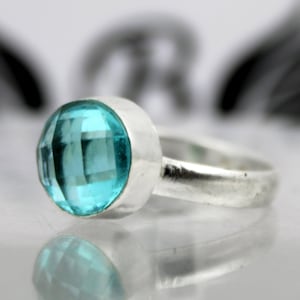 Bague topaze bleue : jonc fait main en argent sterling 925