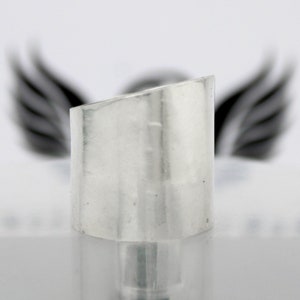Anillo ancho de plata de ley 925 hecho a mano: joya llamativa y con estilo.