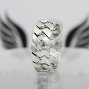 May include: A silver ring with a chain-link design. The ring is made of thick, durable metal and has a polished finish.