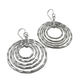Handgjorda hamrade örhängen i sterlingsilver med flera ringar