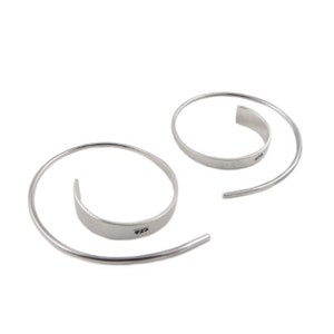 Può includere: Un paio di orecchini a cerchio a spirale in argento. Gli orecchini sono realizzati con un filo sottile che è attorcigliato a forma di spirale. Gli orecchini sono contrassegnati con il numero "925", a indicare che sono in argento sterling.